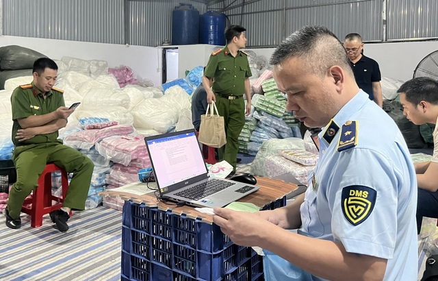 Bắt nữ giám đốc sản xuất băng vệ sinh giả quy mô lớn- Ảnh 2. Bắt nữ giám đốc sản xuất băng vệ sinh giả quy mô lớn- Ảnh 2.