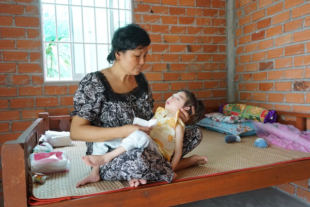 Mẹ bệnh nặng và con gái bại não mong được giúp đỡ - Ảnh 2.