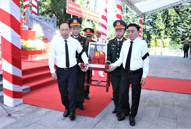 Thường trực Ban Bí thư Trần Cẩm Tú dự lễ an táng 9 hài cốt liệt sĩ - Ảnh 1.