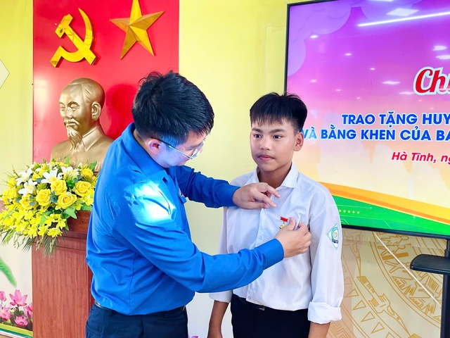 Trao Huy hiệu 'Tuổi trẻ dũng cảm' cho nam sinh lớp 9 cứu người đuối nước- Ảnh 1. Trao Huy hiệu 'Tuổi trẻ dũng cảm' cho nam sinh lớp 9 cứu người đuối nước- Ảnh 1.