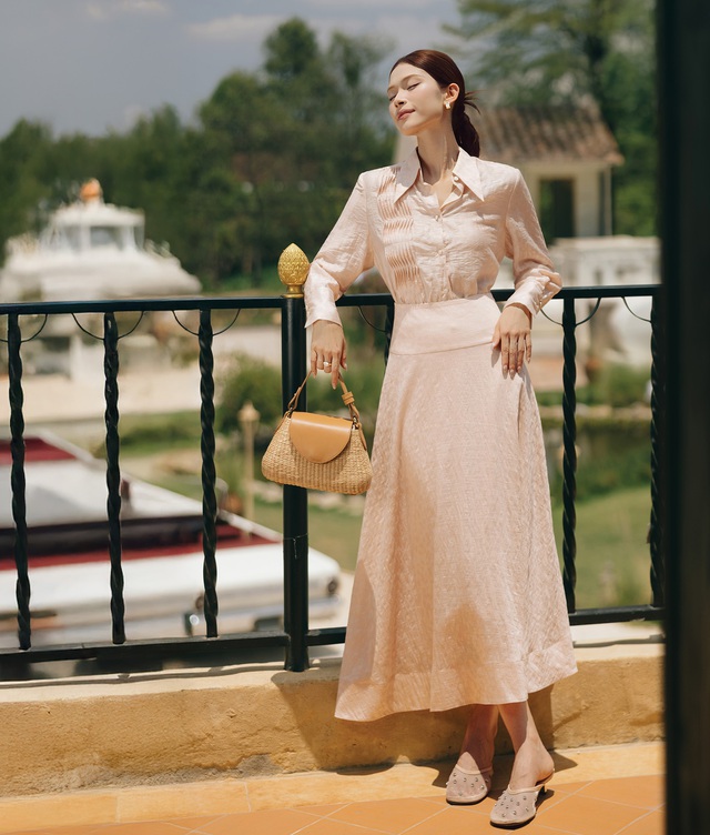 Áo sơ mi và nghệ thuật mặc đẹp mỗi ngày- Ảnh 1. Áo sơ mi và nghệ thuật mặc đẹp mỗi ngày- Ảnh 1.