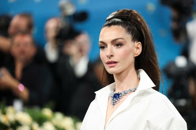 Anne Hathaway bị mù mắt trái - Ảnh 2.