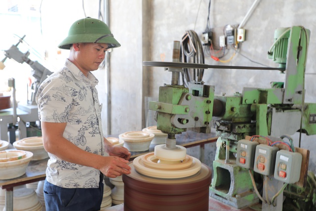 Chàng trai xứ Nghệ từ bỏ suất đi Nhật để giữ lửa làng nồi đất - Ảnh 2.