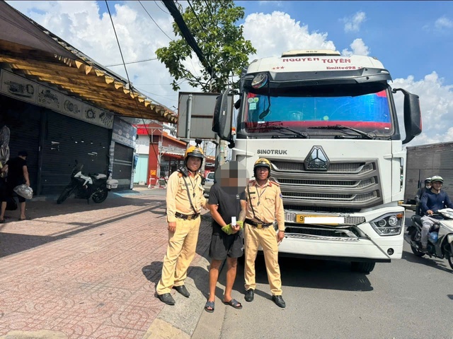 Kiểm tra xuyên đêm, CSGT An Sương phát hiện 5 lái xe dương tính ma túy - Ảnh 1.