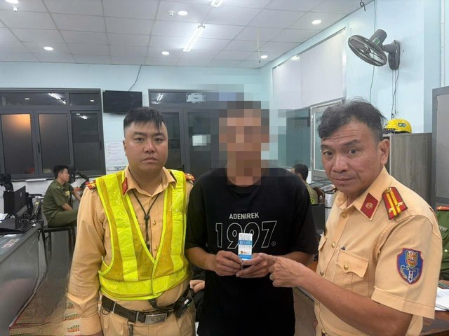 Kiểm tra xuyên đêm, CSGT An Sương phát hiện 5 lái xe dương tính ma túy - Ảnh 2.