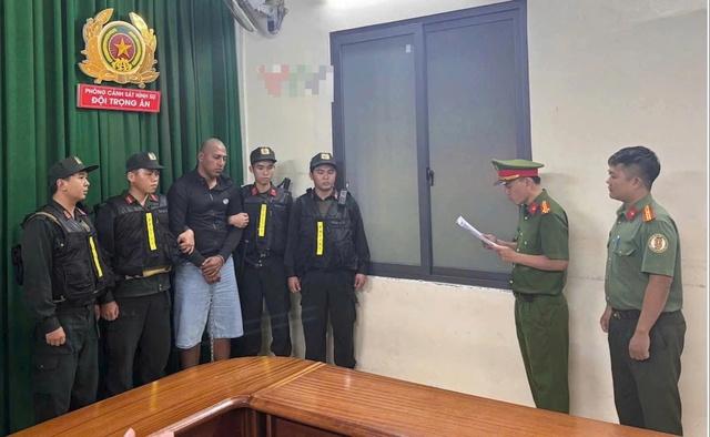 Trung tướng Mai Hoàng trực tiếp lấy lời khai 2 bị can nổ súng ở Bến Thành - Ảnh 3.