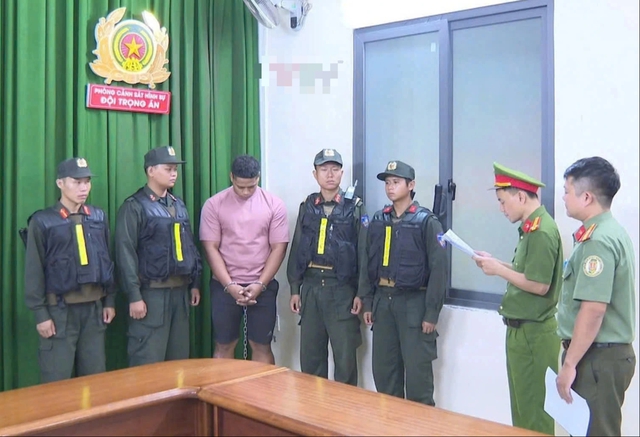 Trung tướng Mai Hoàng trực tiếp lấy lời khai 2 bị can nổ súng ở Bến Thành - Ảnh 4.