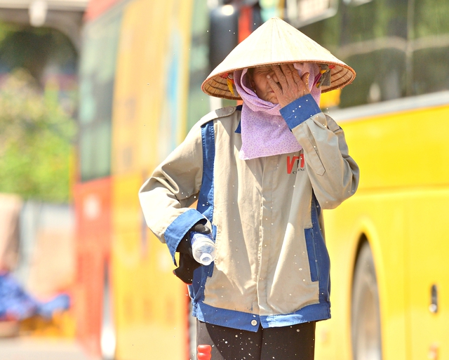 Hà Nội nắng nóng kỷ lục hơn 41 độ C, nóng nhất cả nước- Ảnh 3.