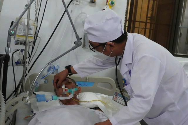 Ba người ngộ độc sau cuộc nhậu rượu đế ở Cà Mau, một người đã tử vong - Ảnh 1.