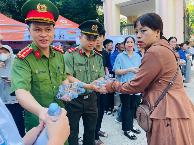  Công an tuần tra quán internet, photocopy để chặn gian lận thi vào lớp 10- Ảnh 2.