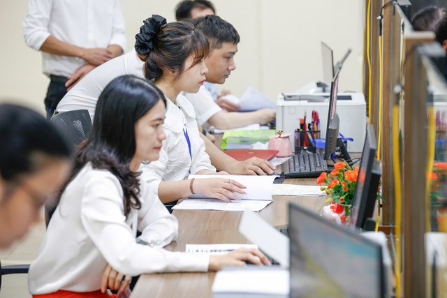 Hà Nội dừng tiếp nhận người hoạt động không chuyên trách vào làm công chức- Ảnh 1. Hà Nội dừng tiếp nhận người hoạt động không chuyên trách vào làm công chức- Ảnh 1.
