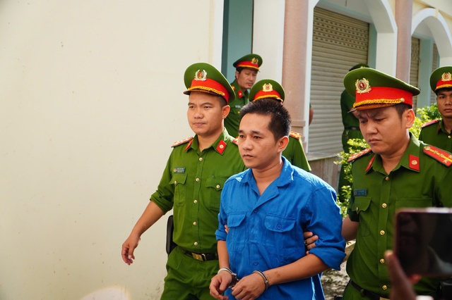 Thắt chặt an ninh tại phiên tòa xét xử vụ cướp ngân hàng ở Gia Lai- Ảnh 4. Thắt chặt an ninh tại phiên tòa xét xử vụ cướp ngân hàng ở Gia Lai - Ảnh 5.