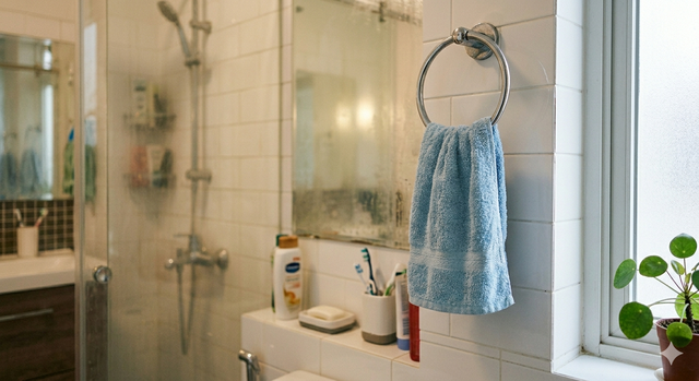Bác sĩ: Khăn mặt để trong nhà tắm là ổ chứa vi khuẩn - Ảnh 1.