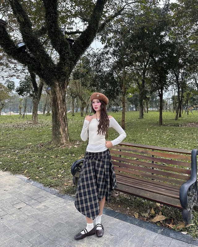 Lên đồ dạo phố ngày cuối tuần cùng chân váy kẻ ca rô- Ảnh 2. Lên đồ dạo phố ngày cuối tuần cùng chân váy kẻ ca rô- Ảnh 2.