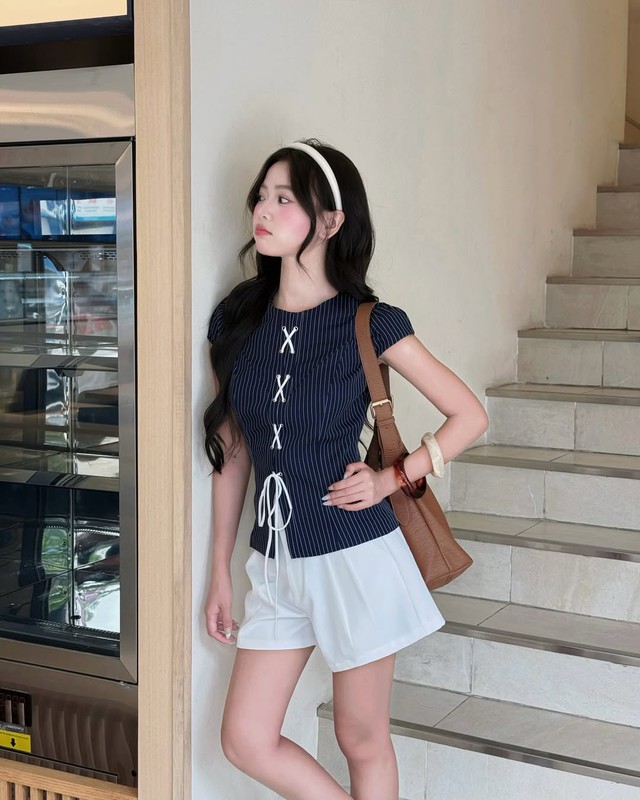 Lột xác diện mạo cùng trang phục thắt nơ tinh tế- Ảnh 2. Lột xác diện mạo cùng trang phục thắt nơ tinh tế- Ảnh 2.