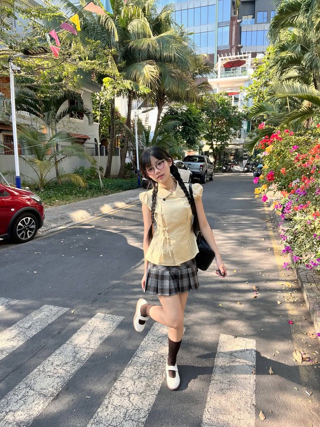Lên đồ dạo phố ngày cuối tuần cùng chân váy kẻ ca rô- Ảnh 5. Lên đồ dạo phố ngày cuối tuần cùng chân váy kẻ ca rô- Ảnh 5.