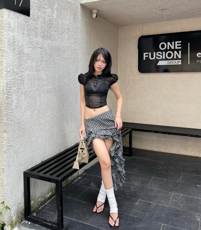 Lên đồ dạo phố ngày cuối tuần cùng chân váy kẻ ca rô- Ảnh 8. Lên đồ dạo phố ngày cuối tuần cùng chân váy kẻ ca rô- Ảnh 8.