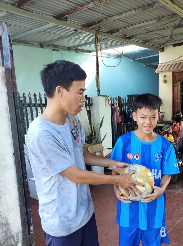 'Khả còi' theo nghề đá bóng, giấc mơ ngôi sao từ làng biển Tam Xuân- Ảnh 2. 'Khả còi' theo nghề đá bóng, giấc mơ ngôi sao từ làng biển Tam Xuân- Ảnh 2.