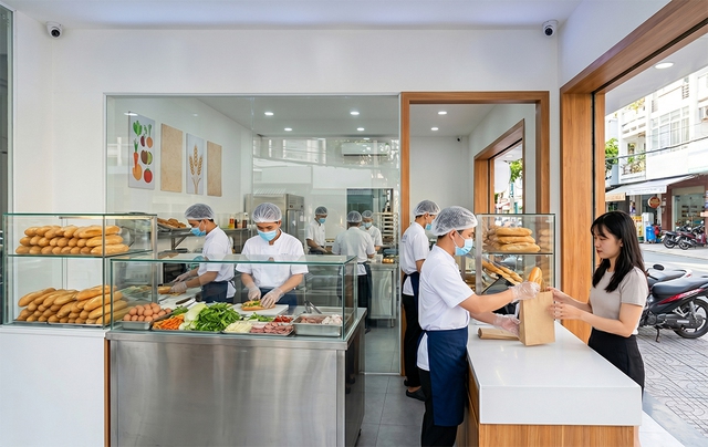 Nguy cơ ngộ độc bánh mì mùa nóng: Không chỉ đến từ nguyên liệu - Ảnh 1.