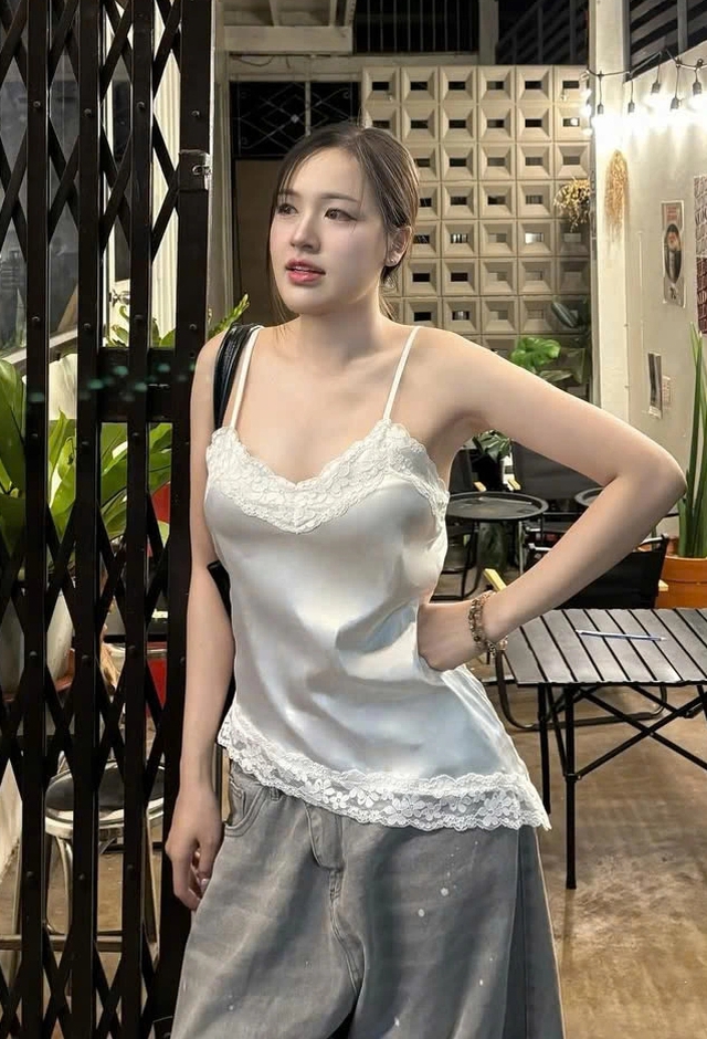 Áo satin hai dây: Không còn hở hang chỉ có thời thượng - Ảnh 4.