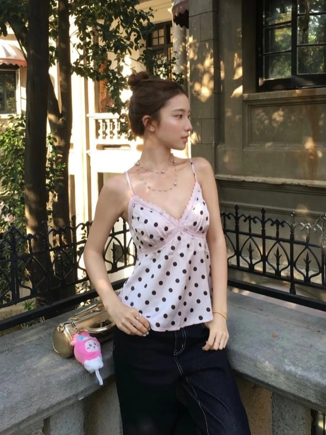 Áo satin hai dây: Không còn hở hang chỉ có thời thượng - Ảnh 7.