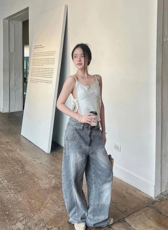 Áo satin hai dây: Không còn hở hang chỉ có thời thượng - Ảnh 8.