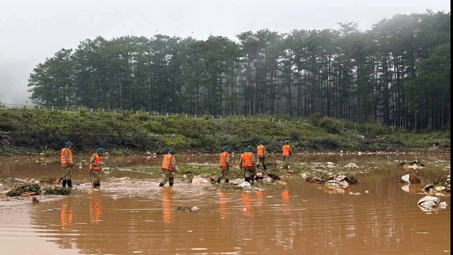 Tìm thấy thi thể bé gái bị lũ cuốn mất tích ở hồ Đan Kia- Ảnh 2. Tìm thấy thi thể bé gái bị lũ cuốn mất tích ở hồ Đan Kia- Ảnh 2.