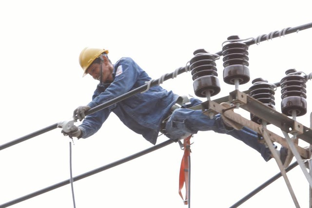 Ảnh dự thi: Nâng dòng điện, vững bước tương lai - Ảnh 1.