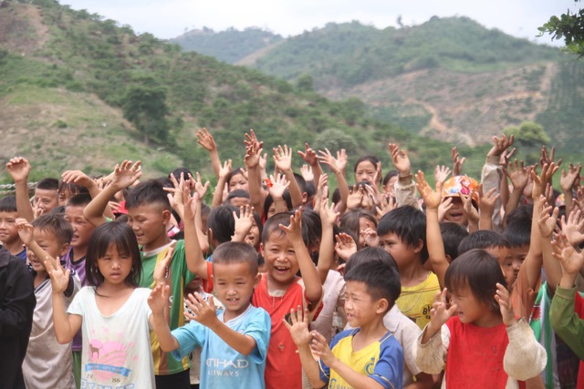 'Mang sữa l&ecirc;n bản': Những c&acirc;u chuyện đầy y&ecirc;u thương v&agrave; nh&acirc;n &aacute;i - Ảnh 2.