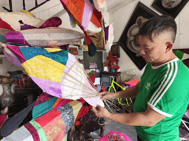 Chuyện người làm nghề độc lạ: Đồ tái chế thành trang sức độc bản- Ảnh 2. Chuyện người làm nghề độc lạ: Đồ tái chế thành trang sức độc bản- Ảnh 2.