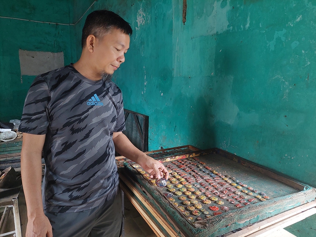 Chuyện người làm nghề độc lạ: Đồ tái chế thành trang sức độc bản- Ảnh 4. Chuyện người làm nghề độc lạ: Đồ tái chế thành trang sức độc bản- Ảnh 4.