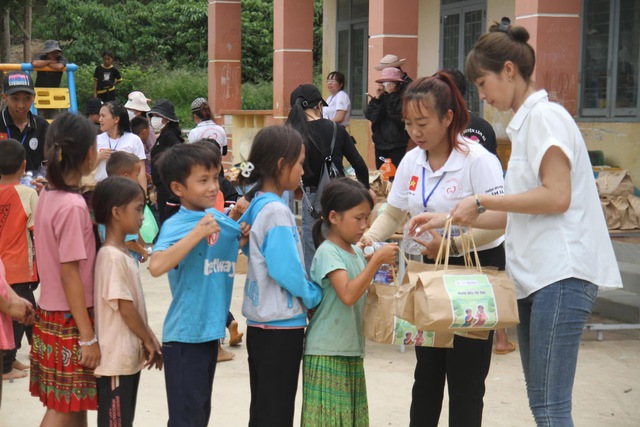 'Mang sữa l&ecirc;n bản': Những c&acirc;u chuyện đầy y&ecirc;u thương v&agrave; nh&acirc;n &aacute;i - Ảnh 3.