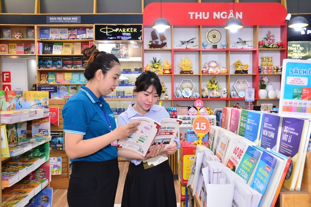 Lái Thiêu lần đầu tiên có nhà sách hoành tráng và hiện đại tới 8 tỉ đồng - Ảnh 2.