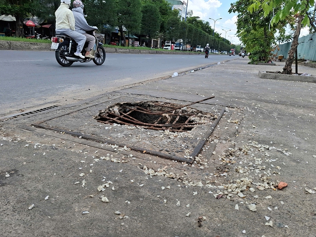 Hố ga nguy hiểm- Ảnh 1. Hố ga nguy hiểm- Ảnh 1.