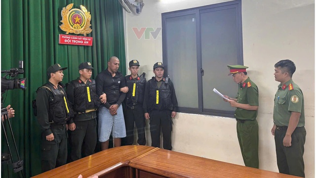 Trung tướng Mai Hoàng trực tiếp lấy lời khai 2 bị can nổ súng ở Bến Thành - Ảnh 3.