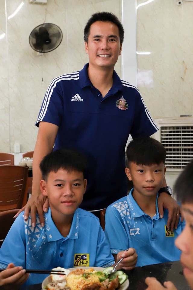 'Khả còi' theo nghề đá bóng, giấc mơ ngôi sao từ làng biển Tam Xuân- Ảnh 8. 'Khả còi' theo nghề đá bóng, giấc mơ ngôi sao từ làng biển Tam Xuân- Ảnh 8.