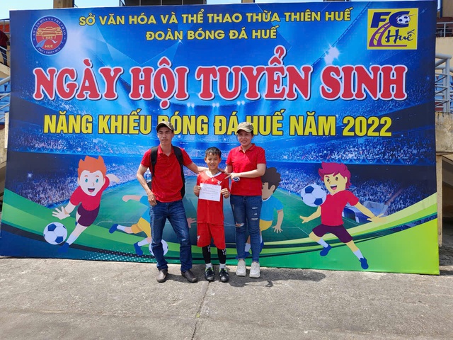 'Khả còi' theo nghề đá bóng, giấc mơ ngôi sao từ làng biển Tam Xuân- Ảnh 1. 'Khả còi' theo nghề đá bóng, giấc mơ ngôi sao từ làng biển Tam Xuân- Ảnh 1.