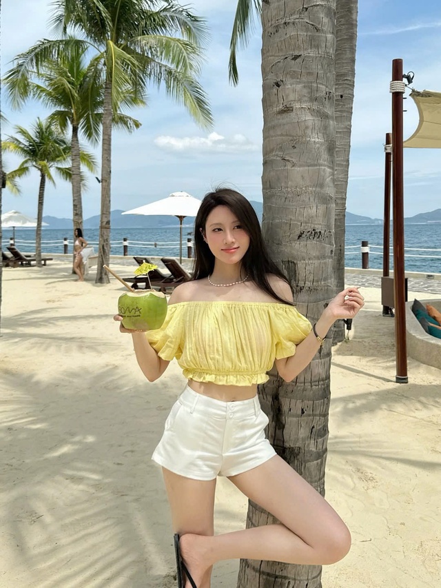 Tỏa sáng như ánh mặt trời nhờ công thức diện đồ sắc vàng tinh tế- Ảnh 1. Tỏa sáng như ánh mặt trời nhờ công thức diện đồ sắc vàng tinh tế- Ảnh 1.