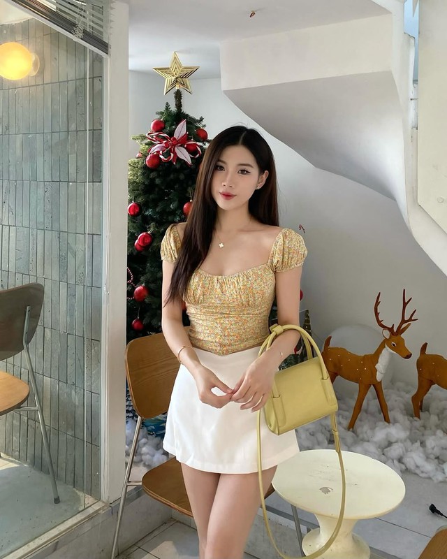 Tỏa sáng như ánh mặt trời nhờ công thức diện đồ sắc vàng tinh tế- Ảnh 4. Tỏa sáng như ánh mặt trời nhờ công thức diện đồ sắc vàng tinh tế- Ảnh 4.
