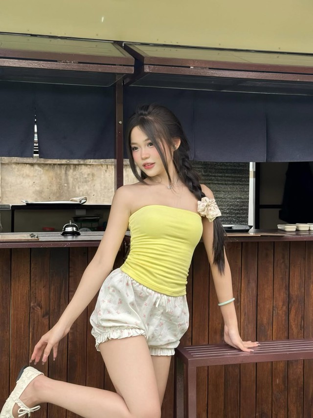 Tỏa sáng như ánh mặt trời nhờ công thức diện đồ sắc vàng tinh tế- Ảnh 5. Tỏa sáng như ánh mặt trời nhờ công thức diện đồ sắc vàng tinh tế- Ảnh 5.