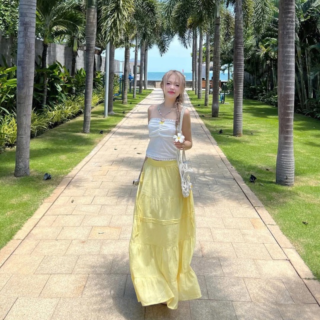 Tỏa sáng như ánh mặt trời nhờ công thức diện đồ sắc vàng tinh tế- Ảnh 6. Tỏa sáng như ánh mặt trời nhờ công thức diện đồ sắc vàng tinh tế- Ảnh 6.