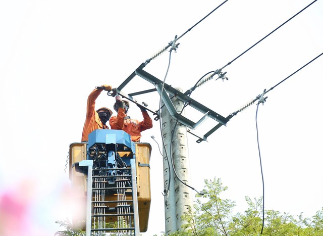 Hệ thống điện khu vực miền Trung lập đỉnh tiêu thụ mới, vượt mốc 100 triệu kWh/ngày - Ảnh 1.