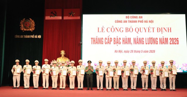 Hơn 5.000 chiến sĩ Công an Hà Nội được thăng hàm, nâng lương- Ảnh 1. Hơn 5.000 chiến sĩ Công an Hà Nội được thăng hàm, nâng lương- Ảnh 1.