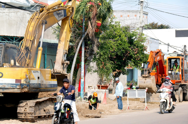 Đường ven biển Mũi Né vẫn xấu xí, nhếch nhác- Ảnh 1. Đường ven biển Mũi Né vẫn xấu xí, nhếch nhác- Ảnh 1.