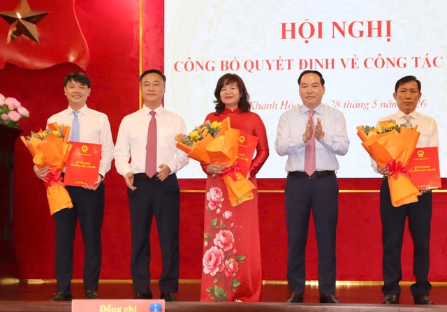 Khánh Hòa bổ nhiệm Giám đốc Sở Giáo dục và Đào tạo, Chánh văn phòng Tỉnh ủy- Ảnh 2. Khánh Hòa bổ nhiệm Giám đốc Sở Giáo dục và Đào tạo, Chánh văn phòng Tỉnh ủy- Ảnh 2.