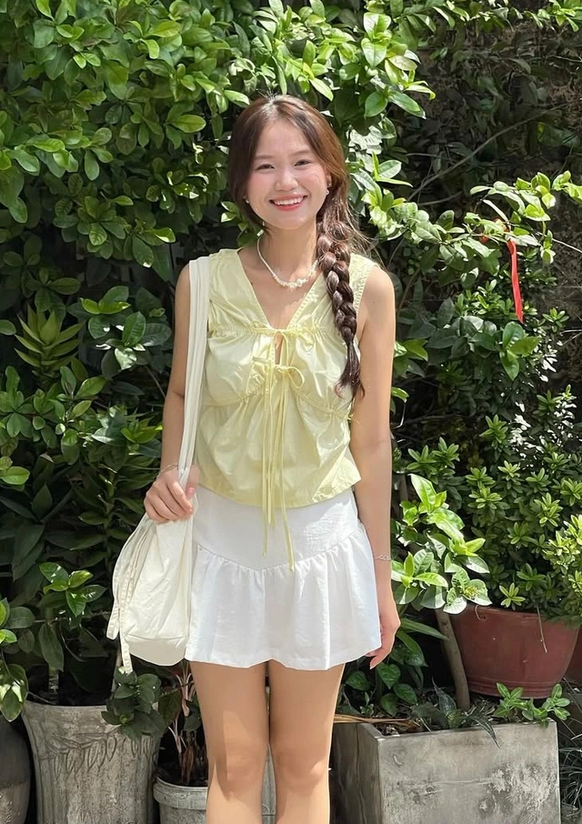 Tỏa sáng như ánh mặt trời nhờ công thức diện đồ sắc vàng tinh tế- Ảnh 3. Tỏa sáng như ánh mặt trời nhờ công thức diện đồ sắc vàng tinh tế- Ảnh 3.