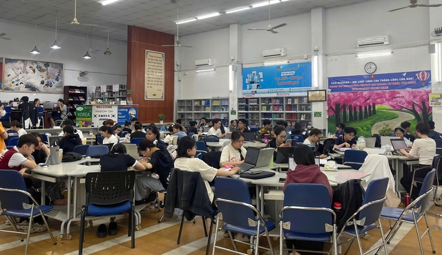 Vì sao thư viện vẫn kín chỗ giữa thời AI? - Ảnh 1.