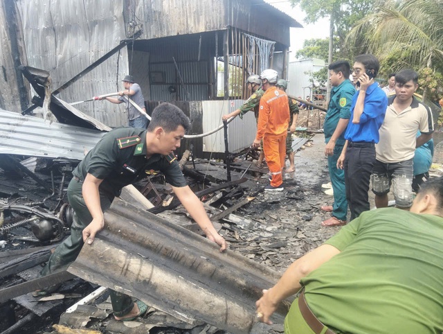 Cháy 3 căn nhà dân ở Cà Mau, bộ đội biên phòng giúp dân chữa cháy - Ảnh 2.