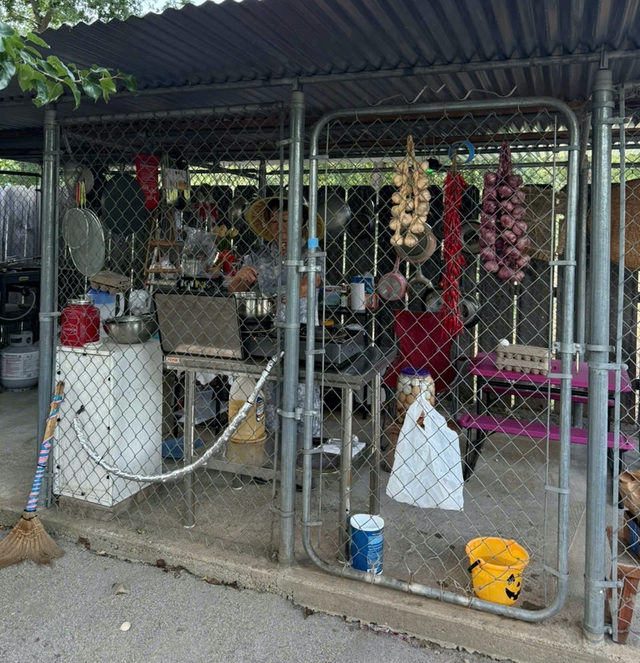 Ngỡ ngàng gian bếp củi, mẹt tre đậm chất miền Tây của gia đình người Việt ở Mỹ - Ảnh 6.