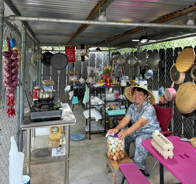 Ngỡ ngàng gian bếp củi, mẹt tre đậm chất miền Tây của gia đình người Việt ở Mỹ - Ảnh 4.